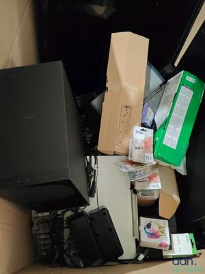 une boîte remplie d'appareils électroniques et d'autres objets qui s'y trouvent