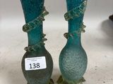 deux vases verts posés sur une table, avec une étiquette de prix dessus