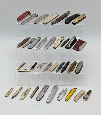 many different types of knives on display in a display case