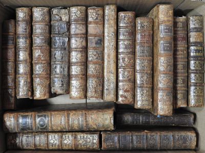 une boîte remplie de vieux livres posée sur une table