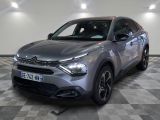 vue de face d'un SUV argenté garé sur un sol à damier