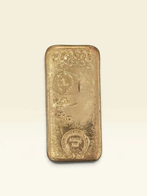 une barre d'or posée sur une surface blanche