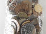 un sac rempli de pièces de monnaie sur lequel est accrochée une étiquette indiquant le prix