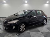 la photo d'une voiture noire garée dans un garage