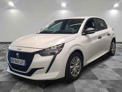 la voiture blanche est garée sur un sol en damier dans le garage