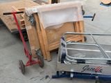 un chariot posé par terre à côté d'autres objets