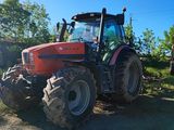 le tracteur est garé sur le bord de la route, dans le champ