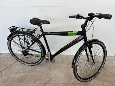 un vélo noir garé contre un mur dans un garage
