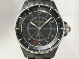 une montre noire avec un cadran noir sur fond blanc