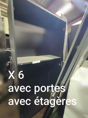 une photo d'une photo d'une pièce avec une télévision et des étagères
