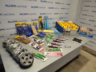 une table sur laquelle sont posés divers outils, devant un mur