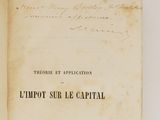 un vieux livre écrit posé sur une table