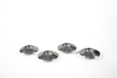 trois cuillères en argent posées sur une surface blanche