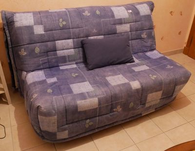un canapé sur lequel est posé un coussin, dans une pièce