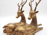 paire de statues de cerfs en laiton avec des bois, sur fond blanc