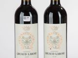 deux bouteilles de vin rouge posées l'une à côté de l'autre