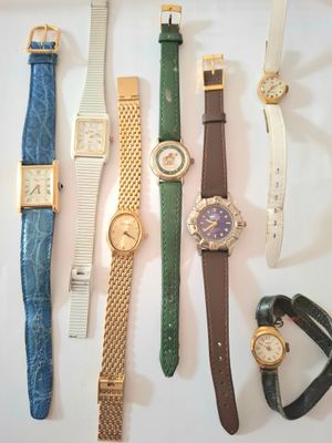 de nombreux modèles de montres exposés sur un fond blanc