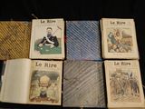 plusieurs livres sont empilés sur une table