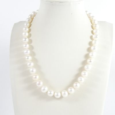 gros plan d'un collier sur un mannequin mannequin