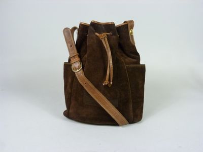 un sac seau en daim marron avec une bandoulière en cuir beige clair