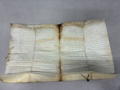 un gros plan d'un livre ouvert sur lequel figurent des inscriptions
