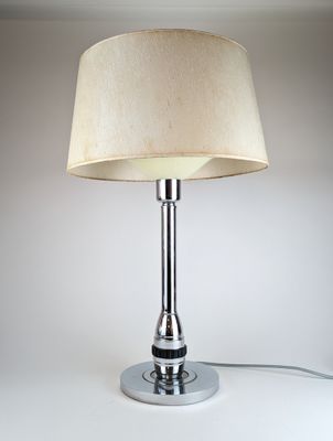 une lampe posée sur une table sur laquelle se trouve une autre lampe