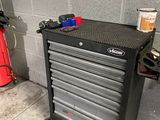 une photo représentant une armoire à outils et une borne d'incendie dans un garage