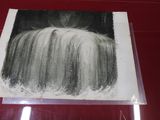 une photo représentant un dessin d'une cascade posée sur une table