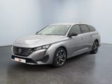 La nouvelle Toyota Mira hybride est garée dans une grande pièce.