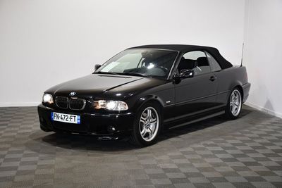 une photo d'une BMW décapotable noire garée dans un garage