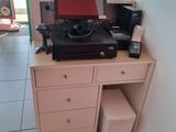 un bureau équipé d'un ordinateur et d'une imprimante