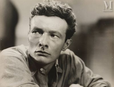 photographie en noir et blanc d'un homme avec une cigarette à la bouche