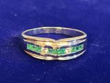 une image représentant une bague ornée de pierres vertes
