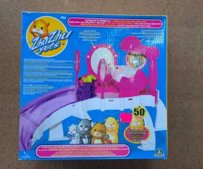 la boîte est ouverte pour montrer le contenu du coffret de jouets