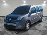 une photo d'une petite camionnette grise garée dans un garage