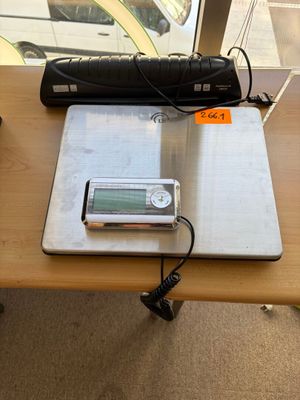 un ordinateur portable et un téléphone portable posés sur un bureau