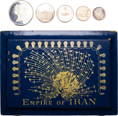 une boîte bleue contenant des pièces de monnaie et sur laquelle figure l'image d'un paon