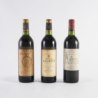 trois bouteilles de vin sont posées côte à côte sur une surface blanche