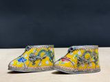 paire de sabots chinois ornés d'un dragon et de fleurs sur fond jaune
