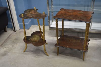 deux tables placées l'une à côté de l'autre dans une pièce