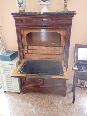 un bureau sur lequel est posé un ordinateur portable dans une pièce