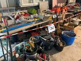 beaucoup de bric-à-brac par terre dans un garage