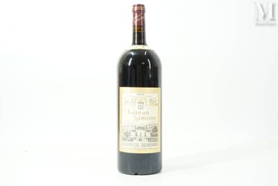 une bouteille de vin posée sur une table