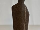 un vase noir posé sur une table