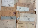 de nombreuses vieilles lettres et enveloppes posées sur une table