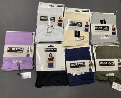 Plusieurs paires de collants pour femmes sont exposées dans un magasin