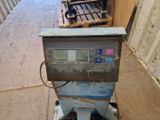 une machine posée sur un chariot dans une pièce