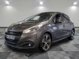 la voiture grise est garée sur un sol en damier dans le garage