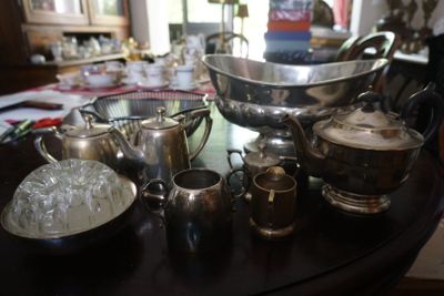 une table sur laquelle se trouvent de nombreux objets en argent