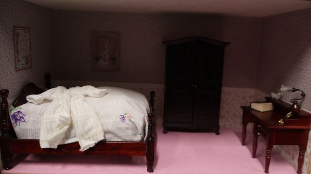Diorama. Composition miniature, dans une vitrine en bois, vitre e...